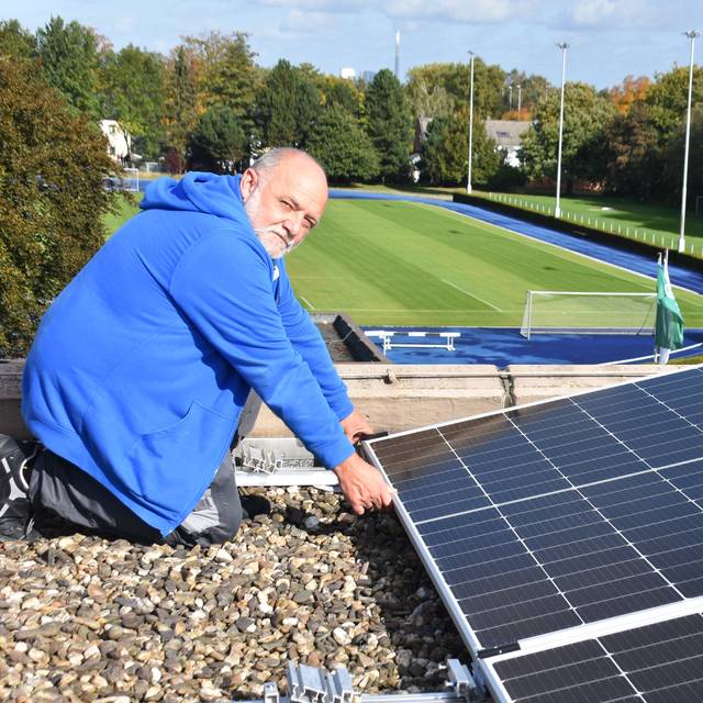 FLVW-Haustechniker Carsten Ehlert begleitet die Installation der neuen Photovoltaik-Anlage auf den Dächern des SportCentrums Kaiserau.