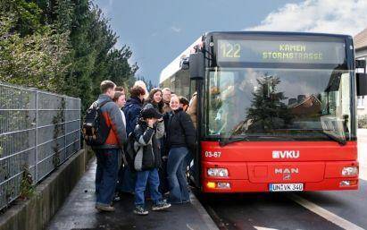 Schüler steigen in einen Bus der VKU ein