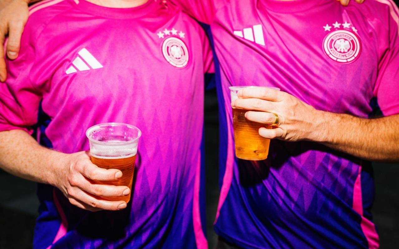 Zwei deutsche Fans trinken Bier