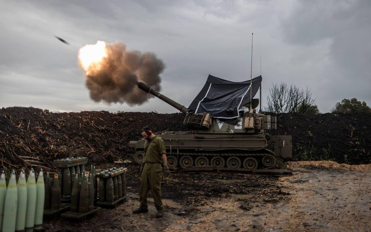 Israelische Soldaten feuern nahe dem Libanon eine Haubitze ab