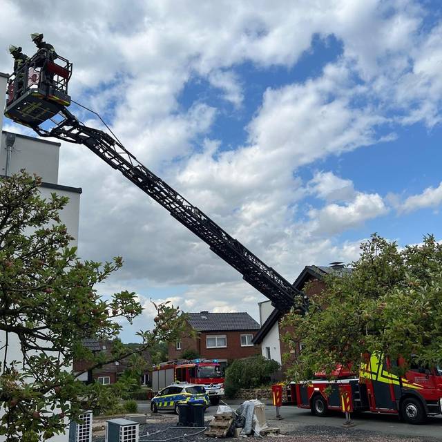 Am Nibelungenring in Werne sicherte die Feuerwehr eine Metallplatte auf einem Dach.