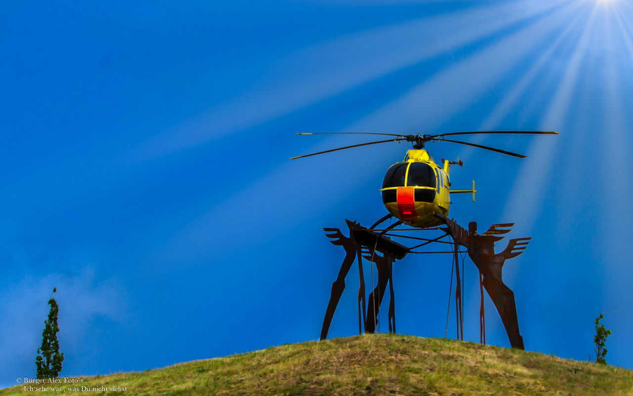 Der von Engeln getragene Rettungshubschrauber am Kamener Kreuz. Fotografiert von Bürger Alex N. 