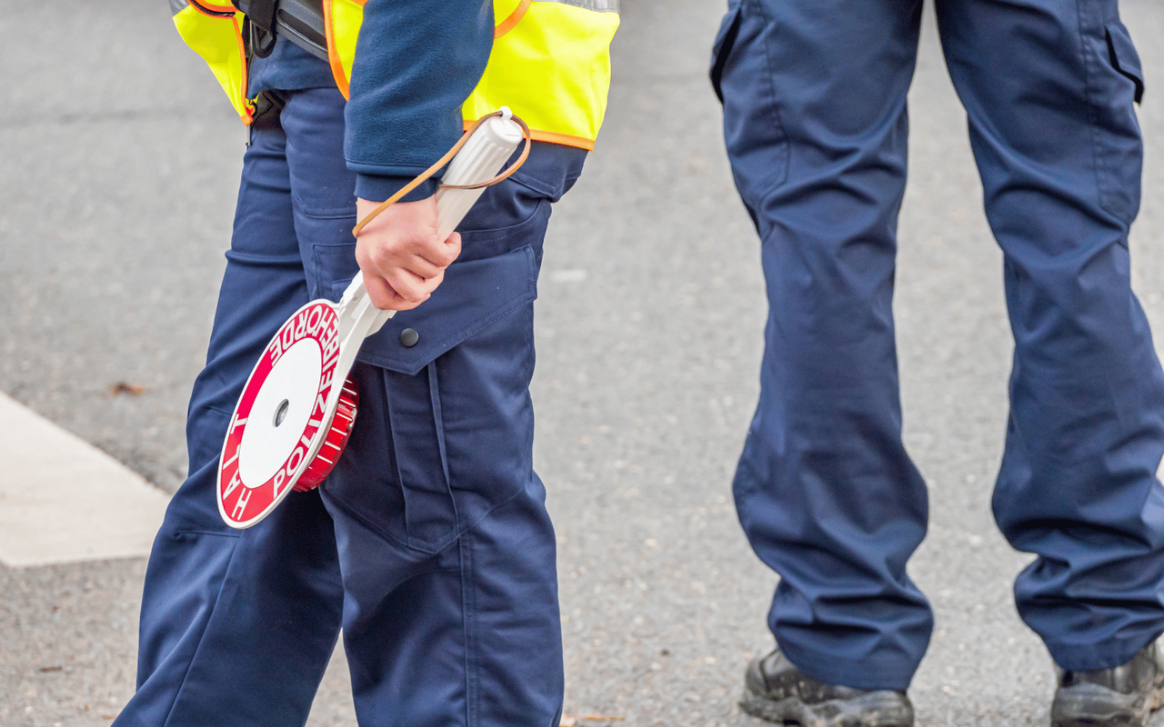 Polizisten mit Warnleuchte.