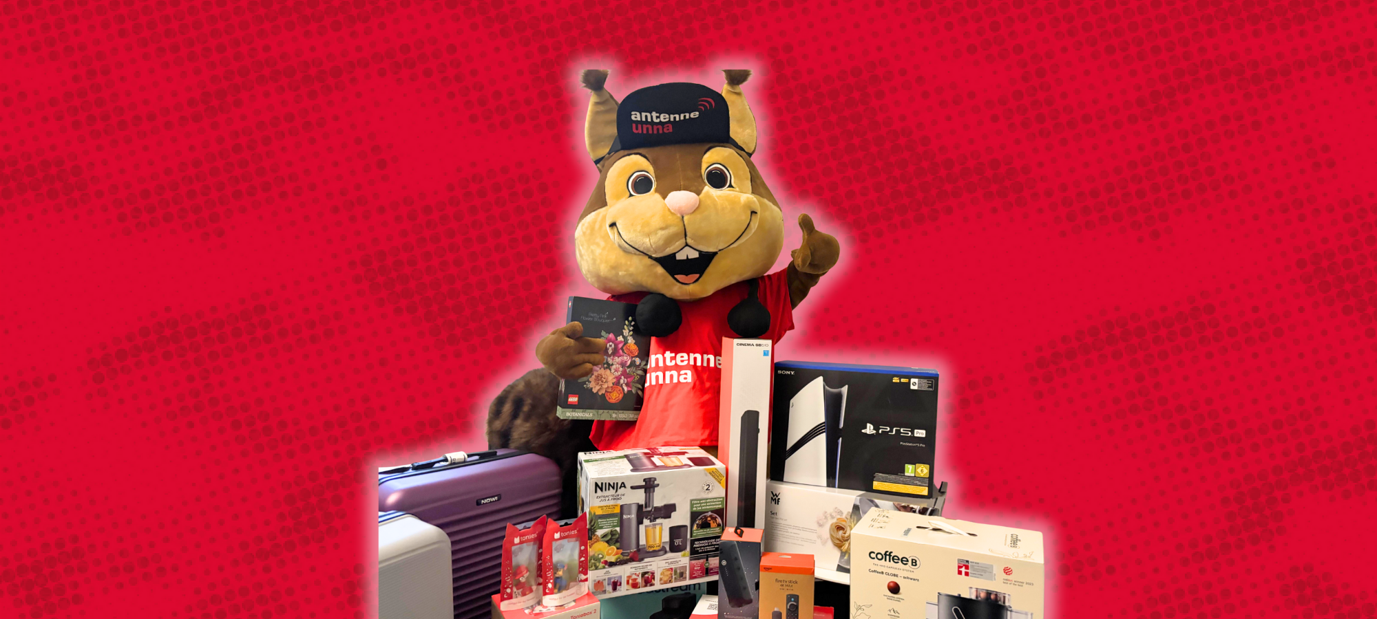 Antenne Unna-Maskottchen Toni mit einigen Preisen des Antenne Unna-Glückskalender. 