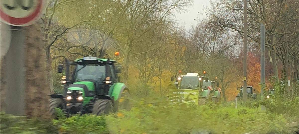 Trecker-Korso im Kreis Unna