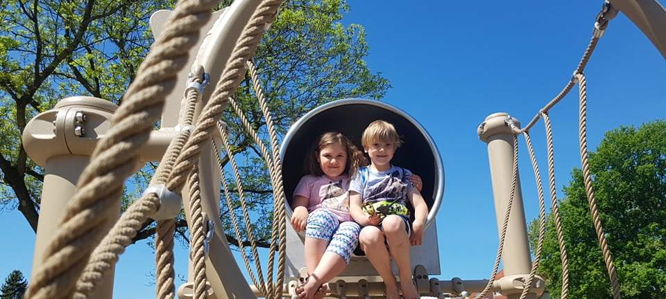 Kinder spielen auf der Rutsche