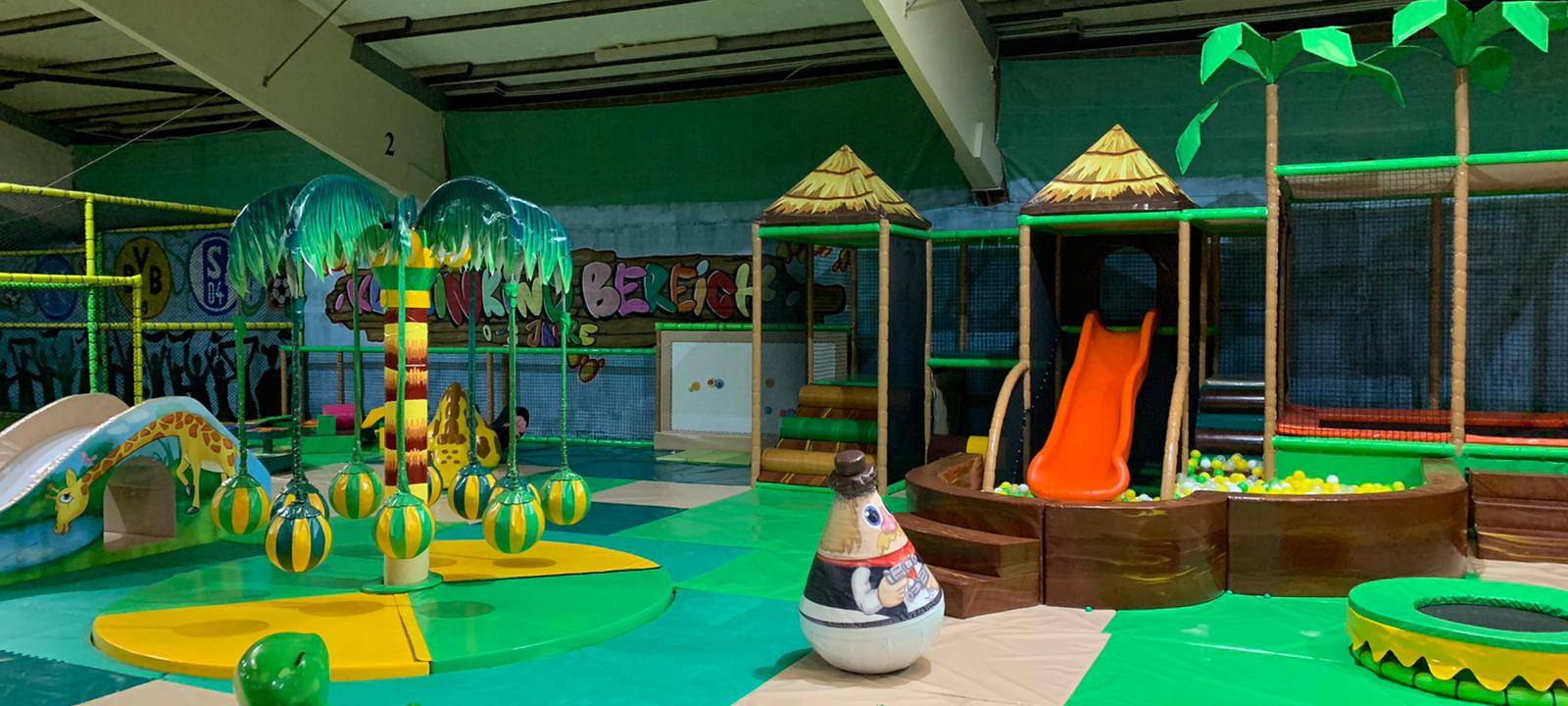 Für die "Urlaubspause zu Hause" geht es in diesem Tipp ins Monkey Island, ein großer Indoorspielplatz in Bergkamen. Nach der langen Corona-Pause öffnet er wieder.