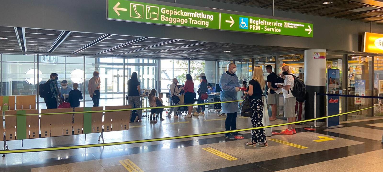 Urlaubsrückkehrer am Dortmunder Airport