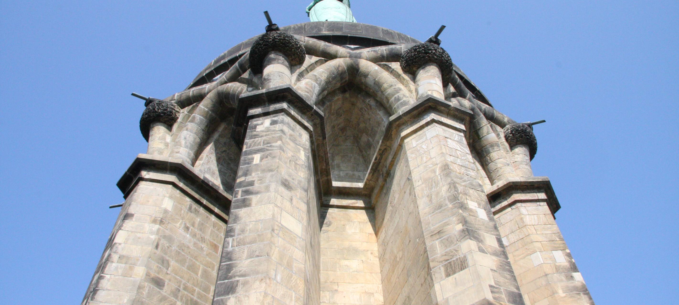 Freiheitsstatue vs. Hermannsdenkmal