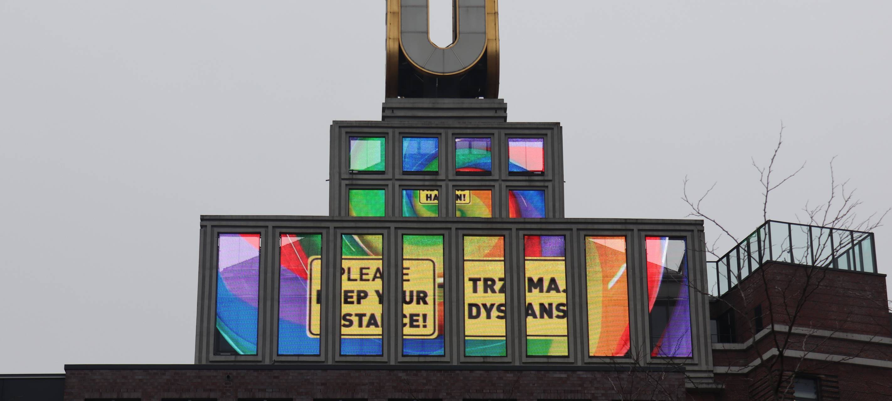 Am Dortmunder U sind die „Fliegenden Bilder“ zurück. Die Lichtinstallation wurde erneuert, rund 6.000 mit LEDs bestückte Lamellen wurden ausgetauscht.