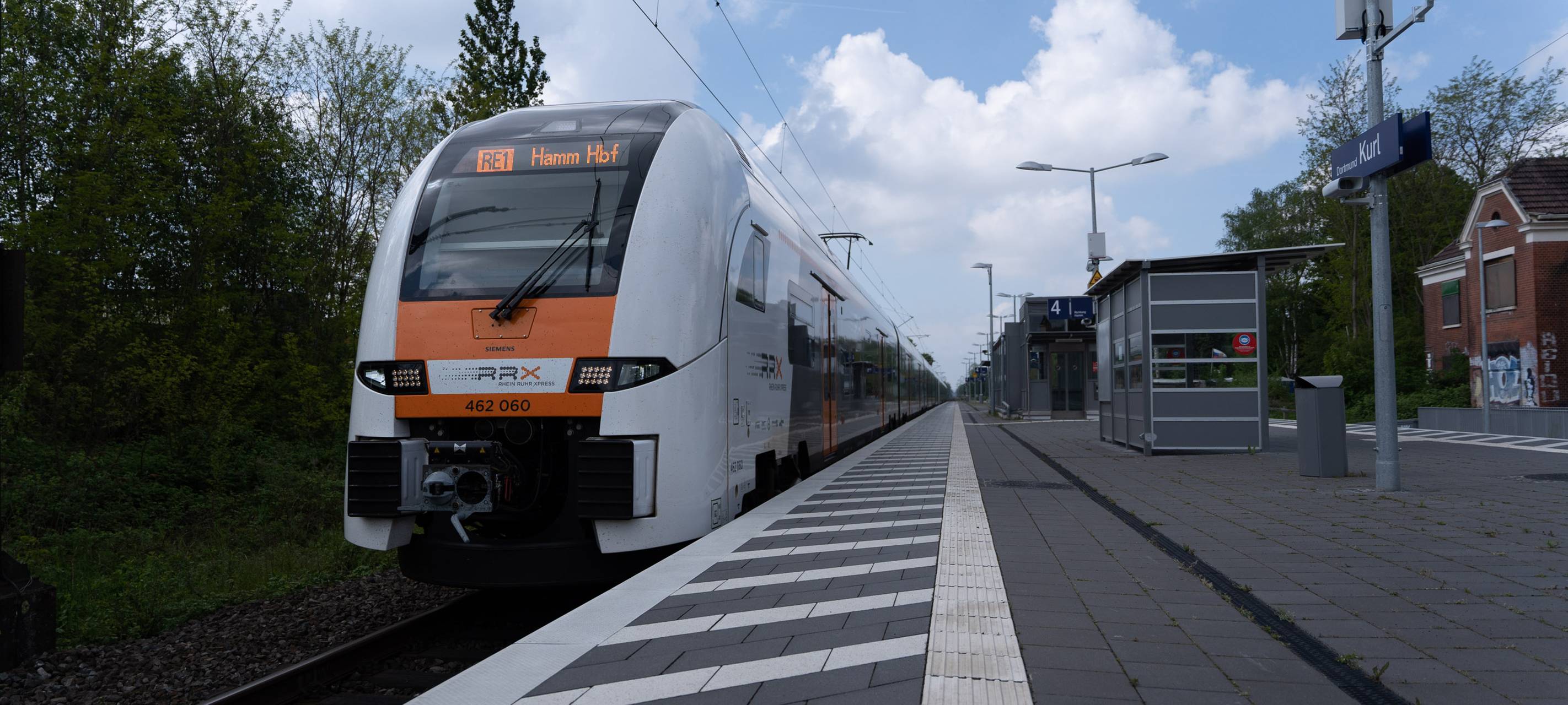 Ein Zug der Linie RE1 im Bahnhof Dortmund-Kurl.