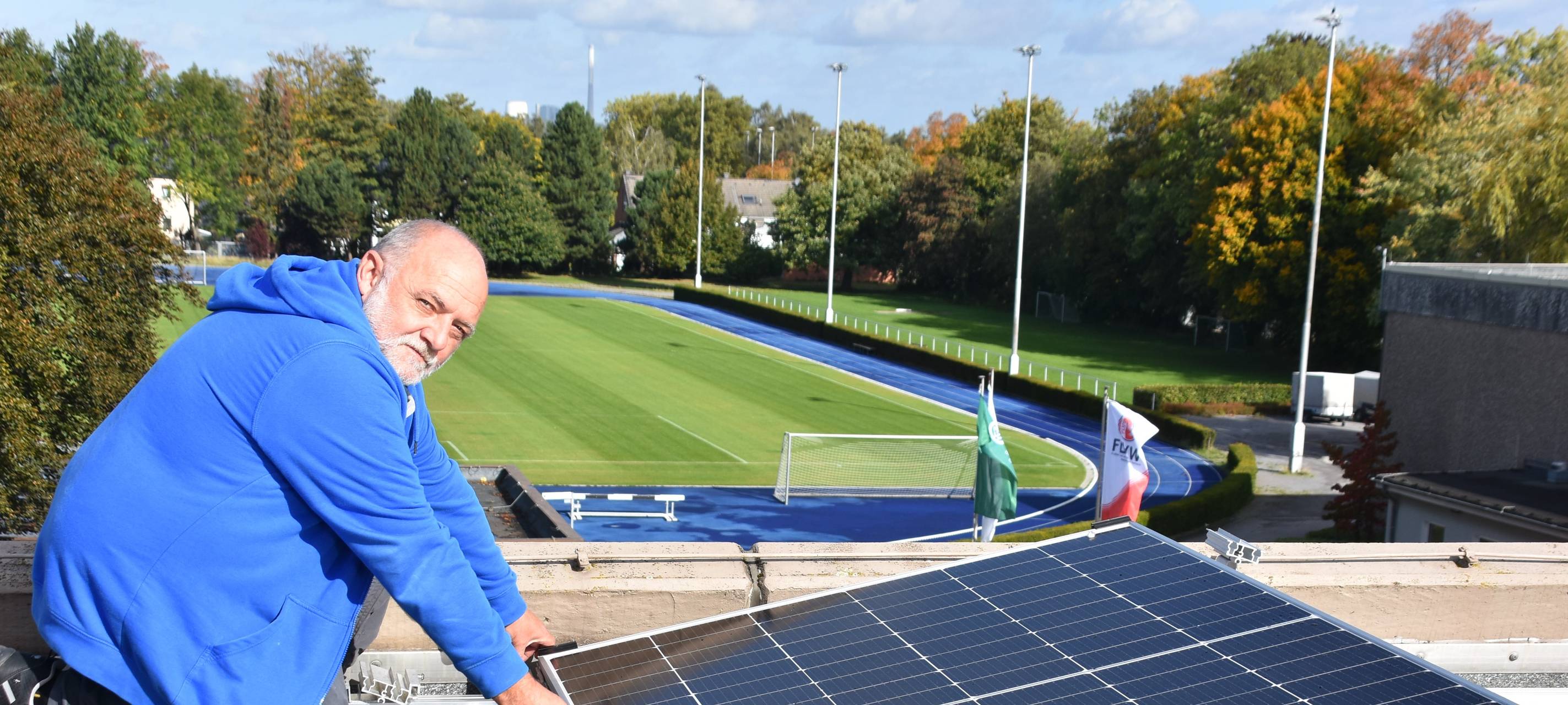 FLVW-Haustechniker Carsten Ehlert begleitet die Installation der neuen Photovoltaik-Anlage auf den Dächern des SportCentrums Kaiserau.