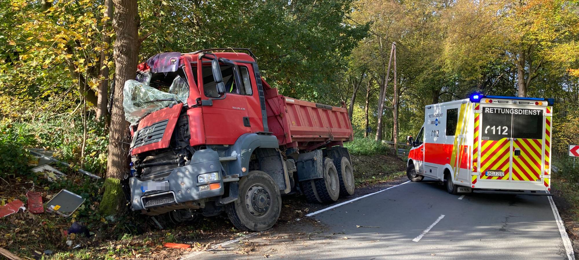 Holzwickede: LKW kracht gegen Baum