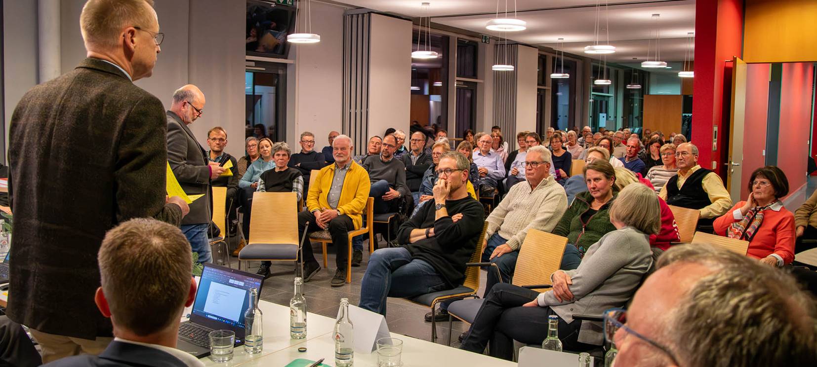 In einer Gemeindeversammlung wurden Gläubige über die Immobilienpläne informiert.