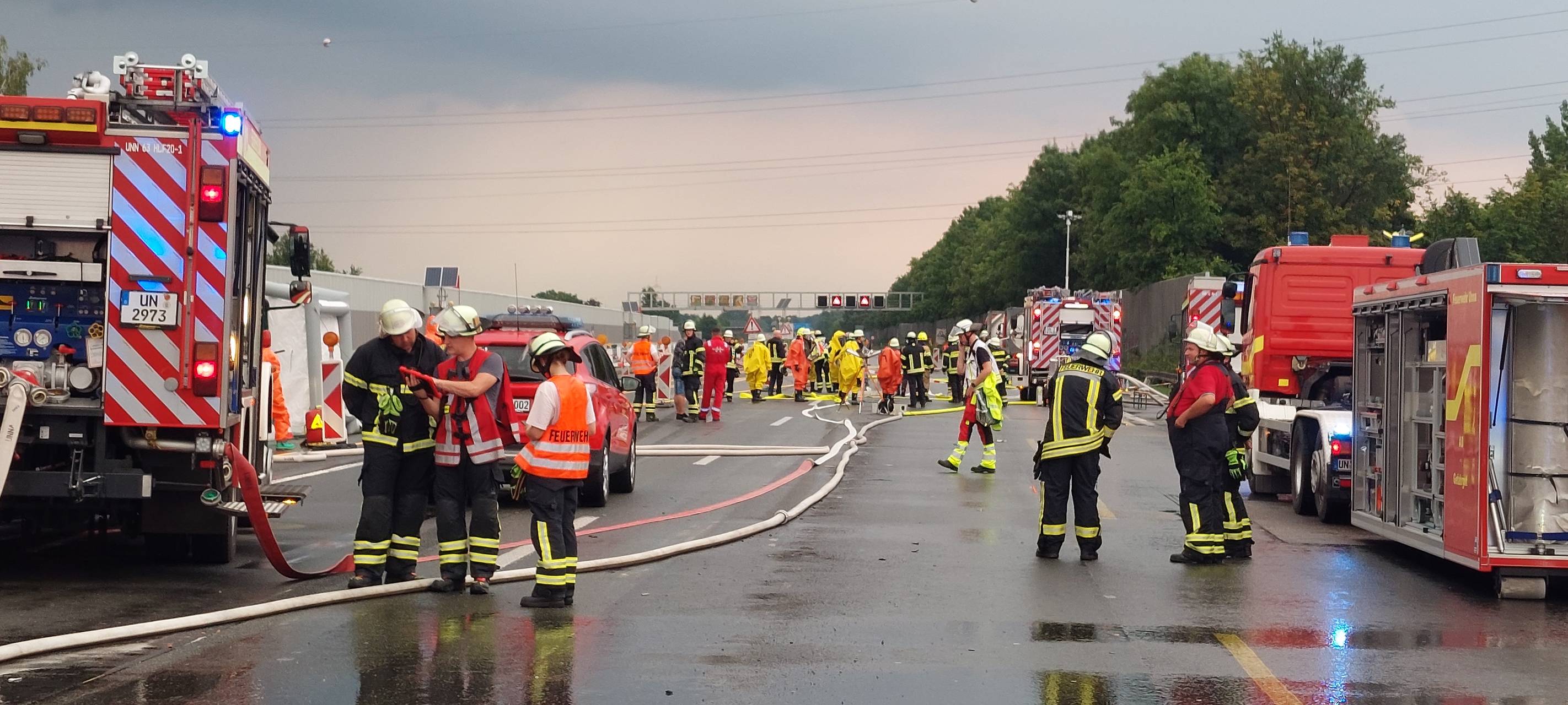Unna: LKW mit Gasleck auf der A1