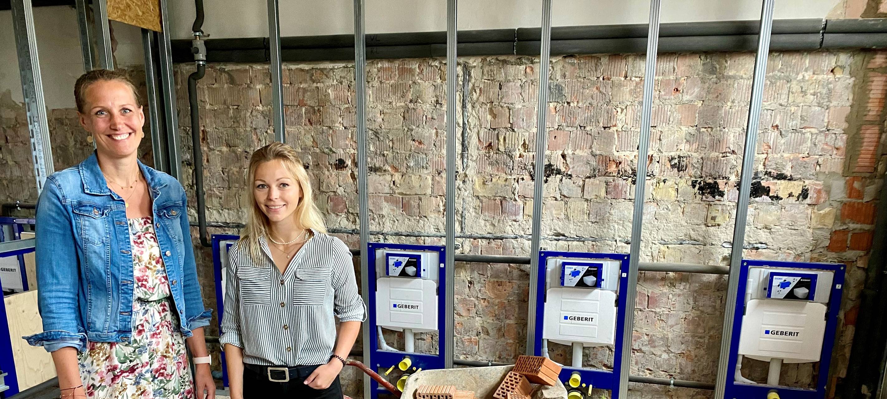 Rektorin Christine Pusch (links) mit Architektin Alina Biermann.