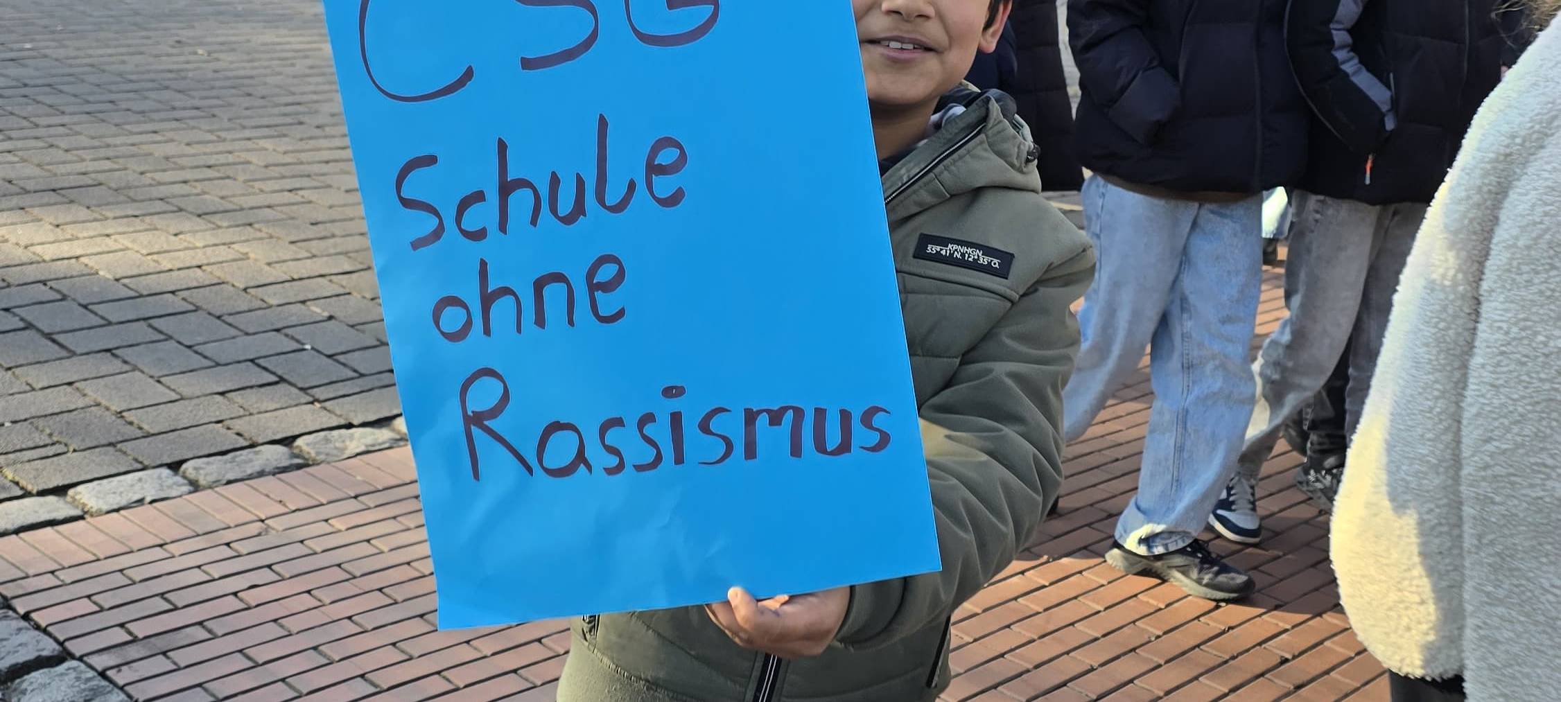 Jugendliche demonstrieren in Holzwickede für Demokratie