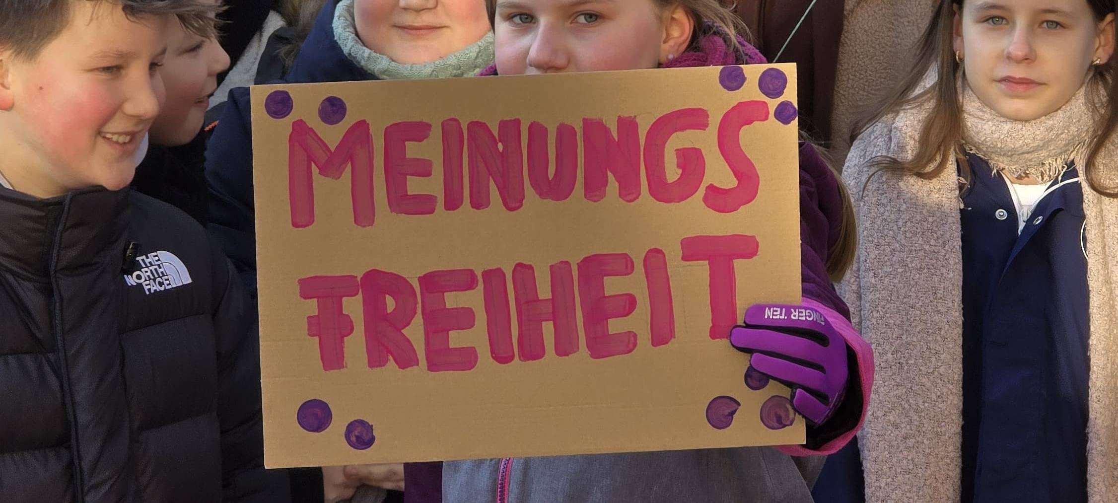 Jugendliche demonstrieren in Holzwickede für Demokratie