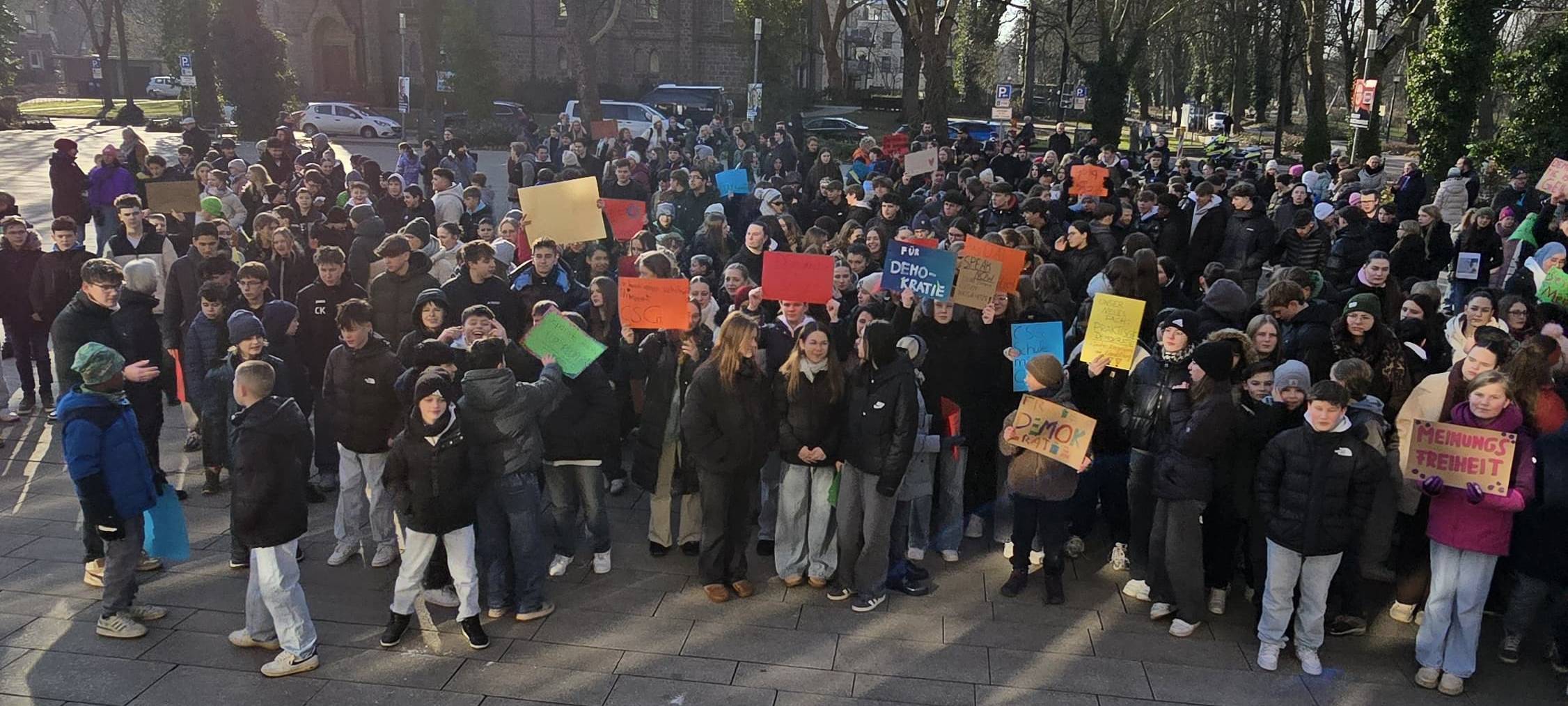 Jugendliche demonstrieren in Holzwickede für Demokratie