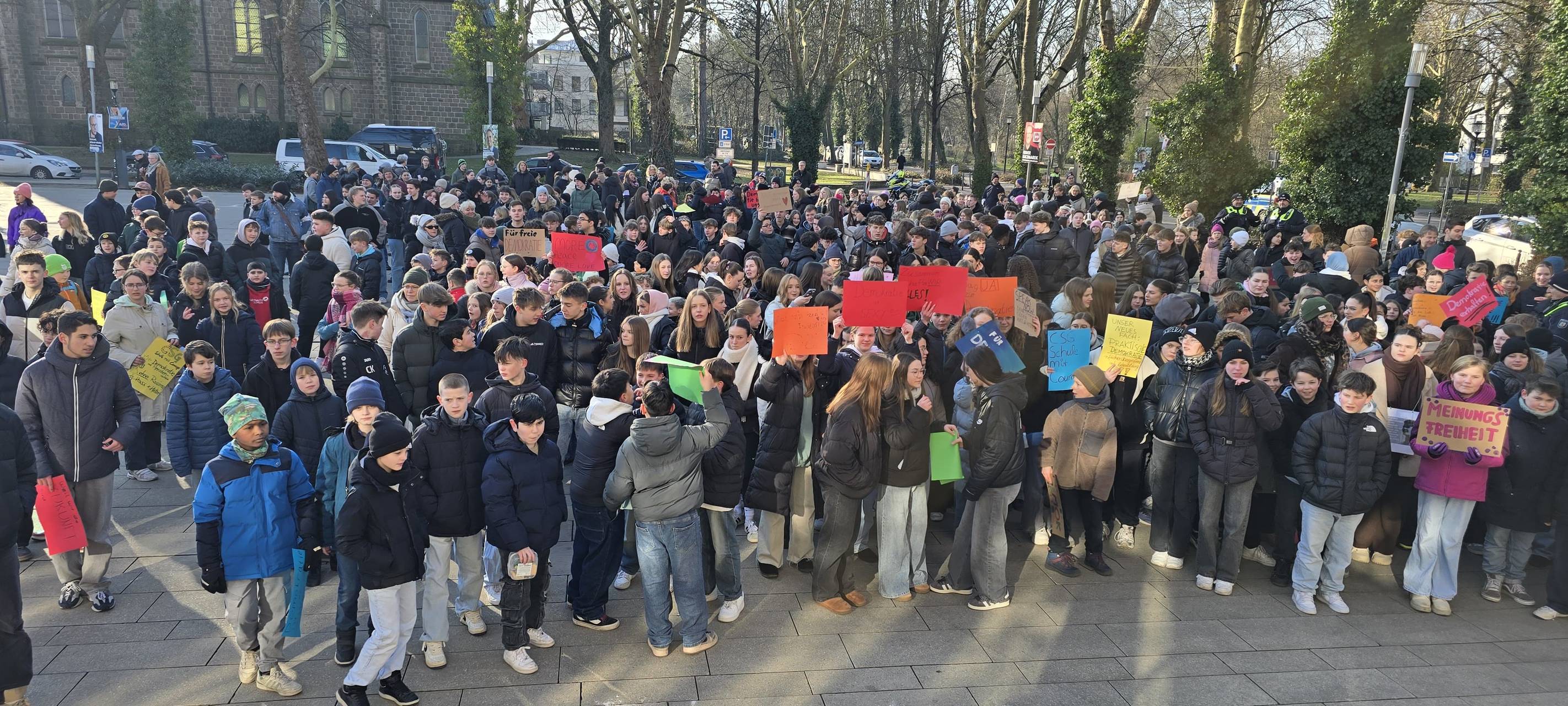 Jugendliche demonstrieren in Holzwickede für Demokratie