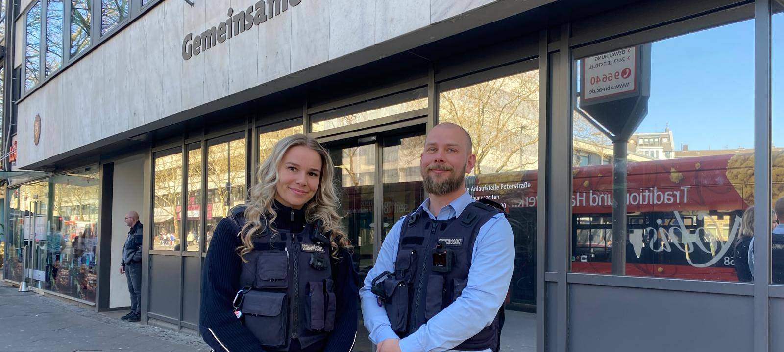 Lena Lennartz und Gerrit Voigtsberger sind für das Ordnungsamt in Aachen angestellt. Seit einem halben Jahr sind sie zu ihrem Schutz auch mit Bodycams ausgestattet.