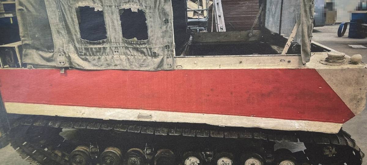 Fahrzeug aus dem zweiten Weltkrieg auf A2 bei Bönen unterwegs