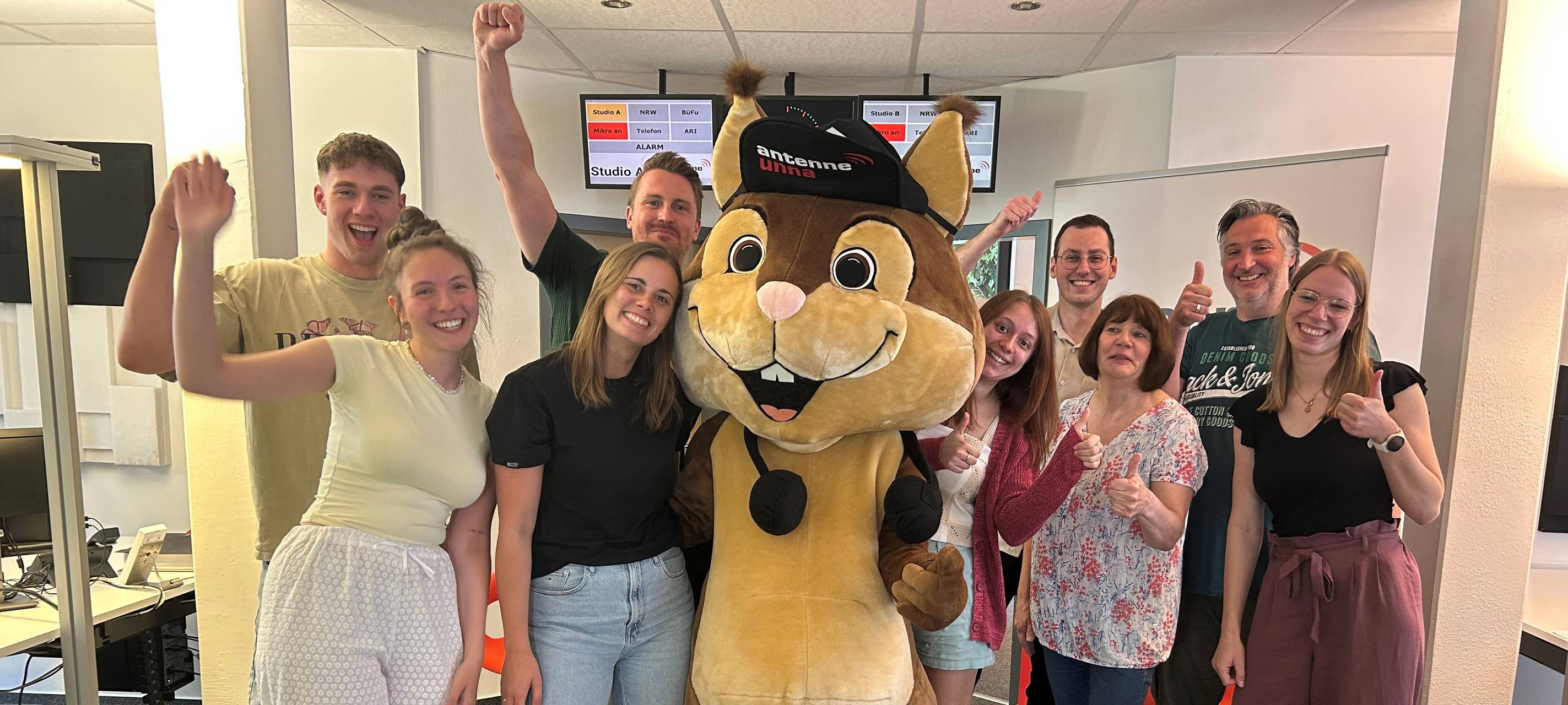 Das Antenne Unna Team mit dem neuen Eichhörnchen-Maskottchen