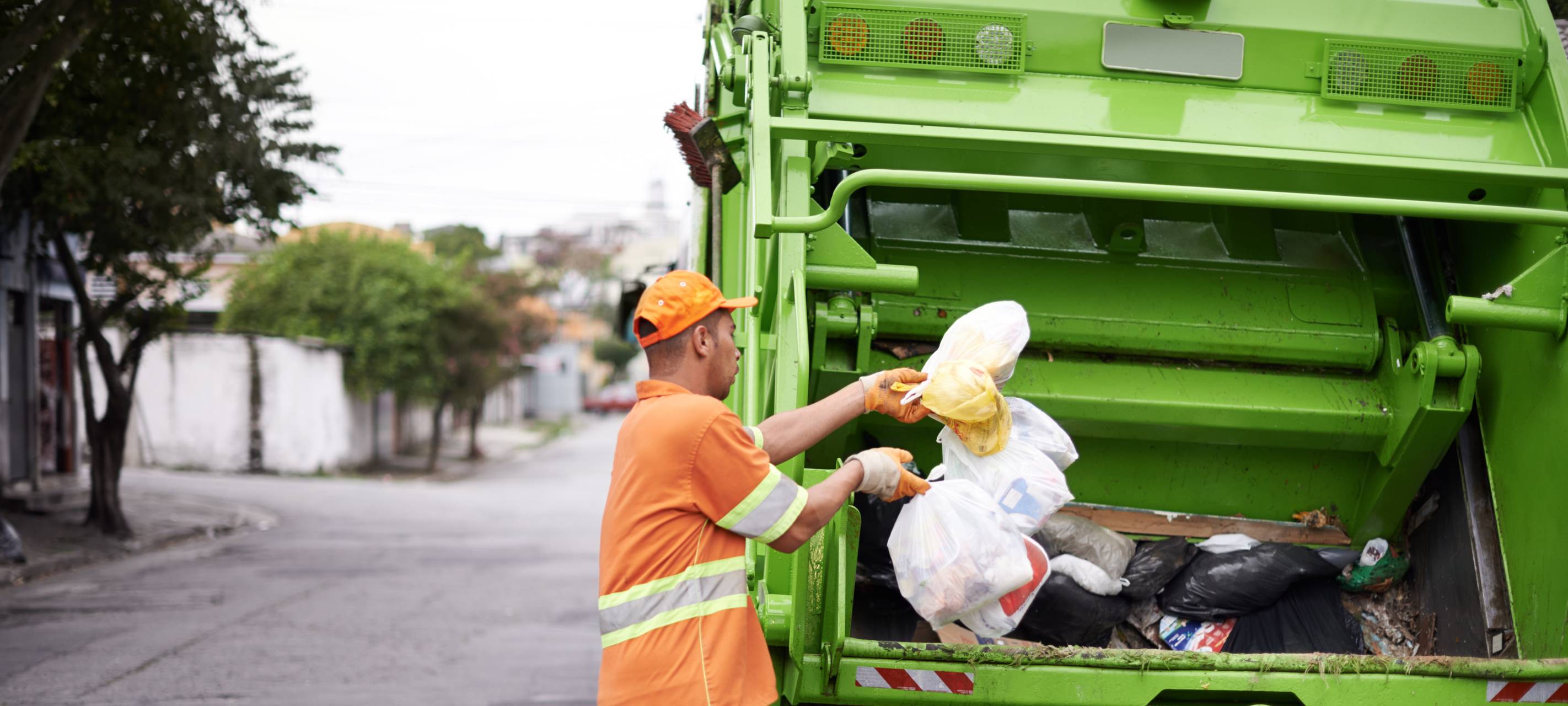 Mann sammelt Müll für Müllabfuhr ein