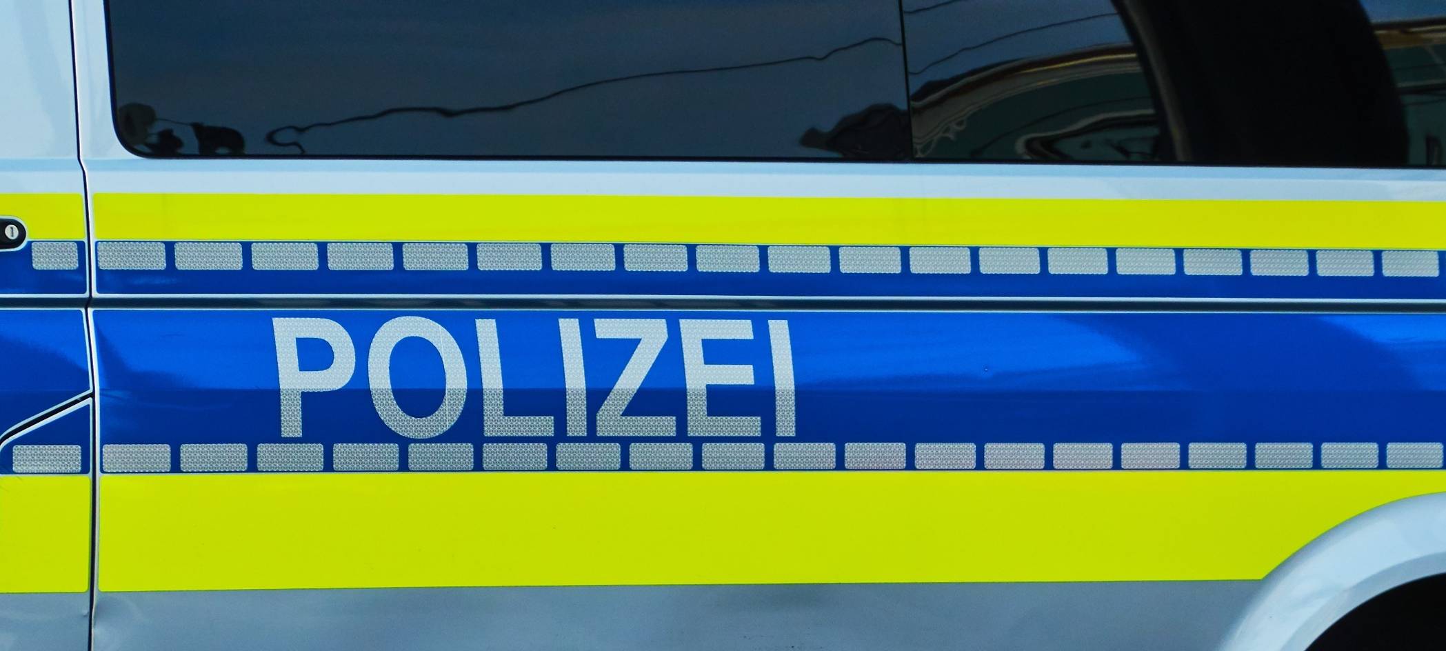 Polizei-Schriftzug auf Auto.