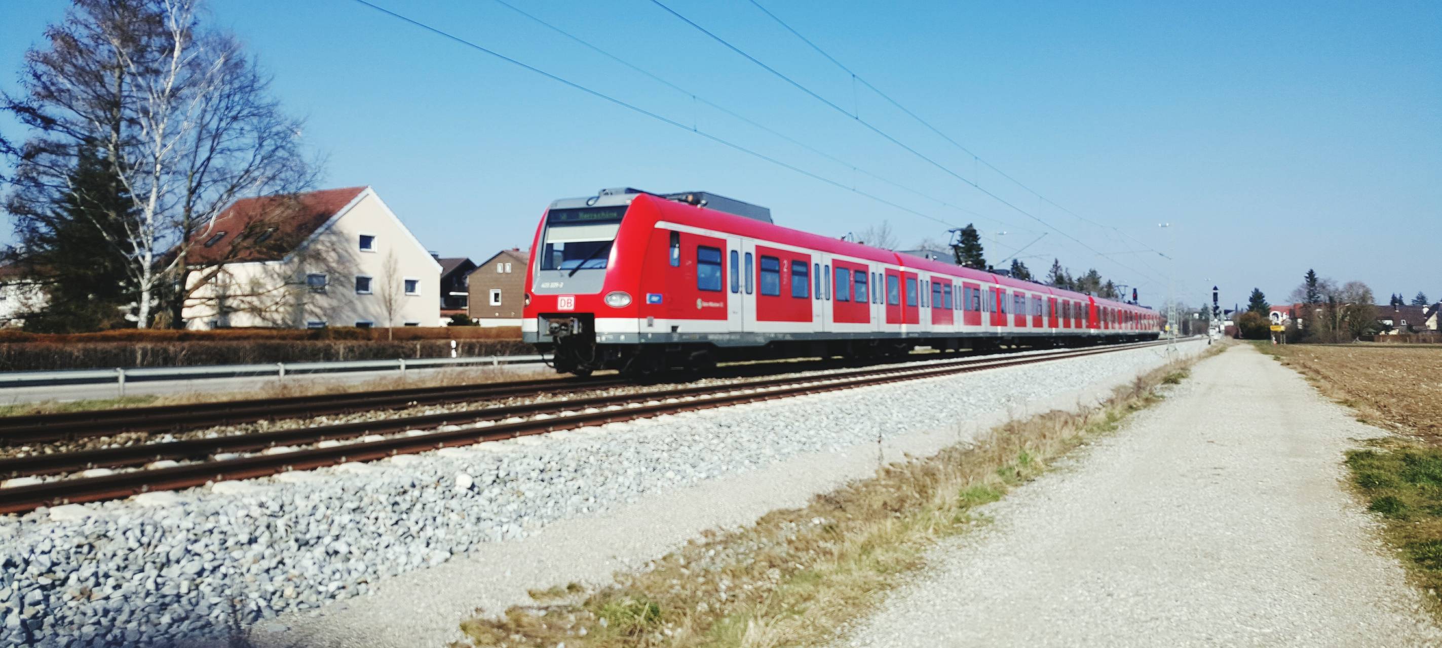 Symbolbild: Zug auf Gleise