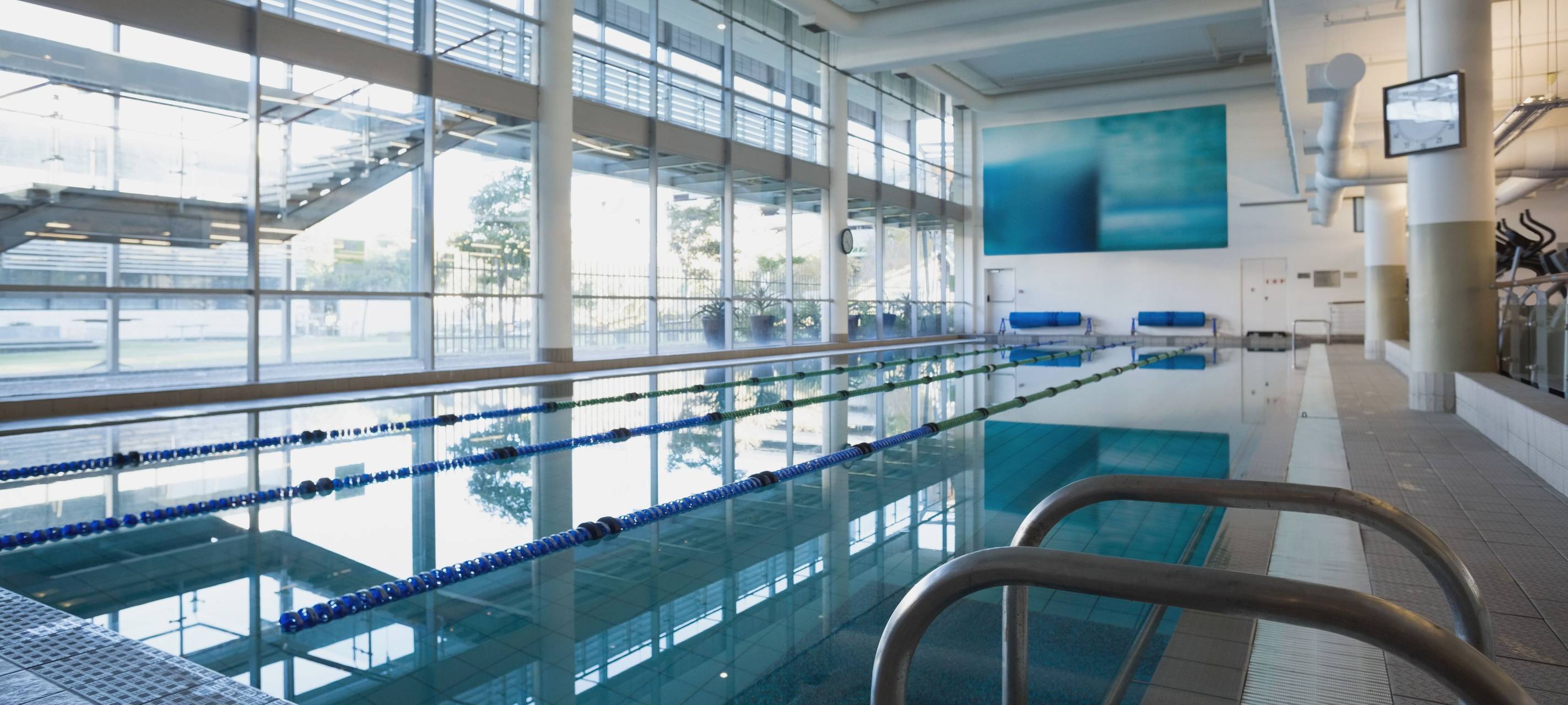 Schwimmbecken eines Hallenbads