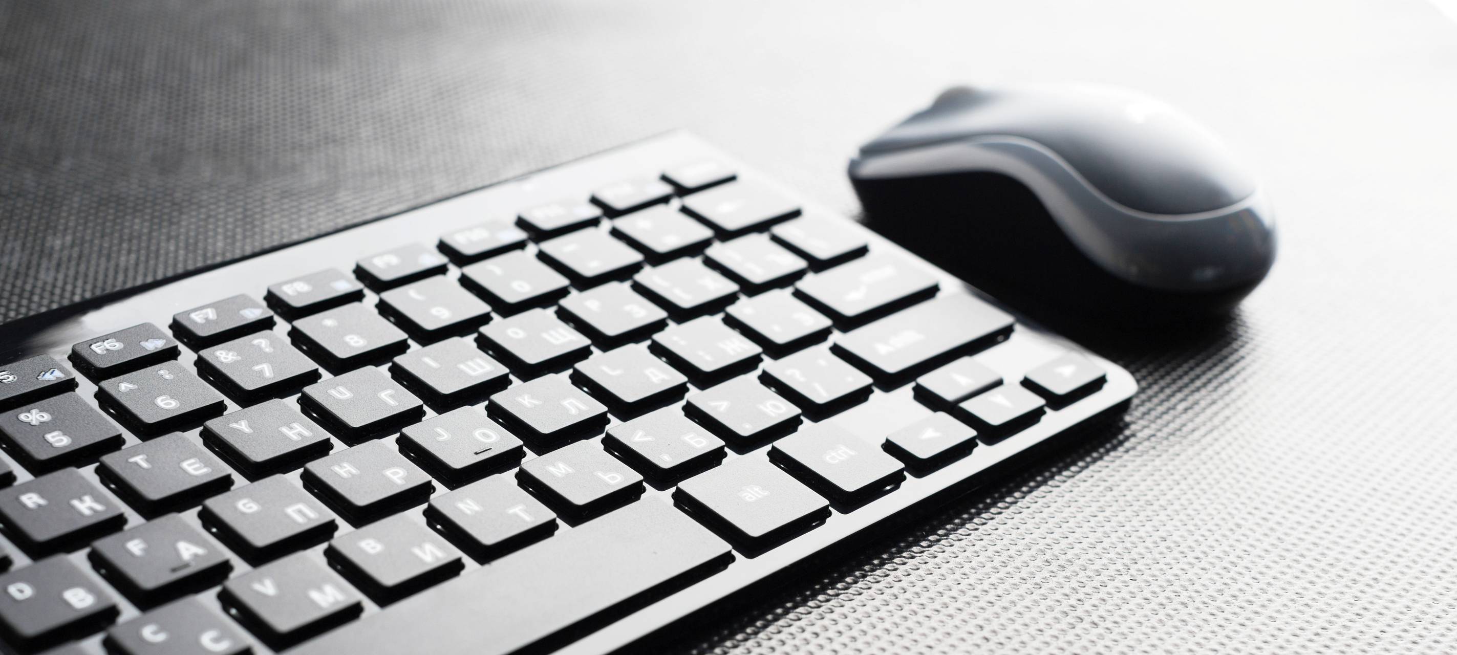 schwarze Tastatur und Maus