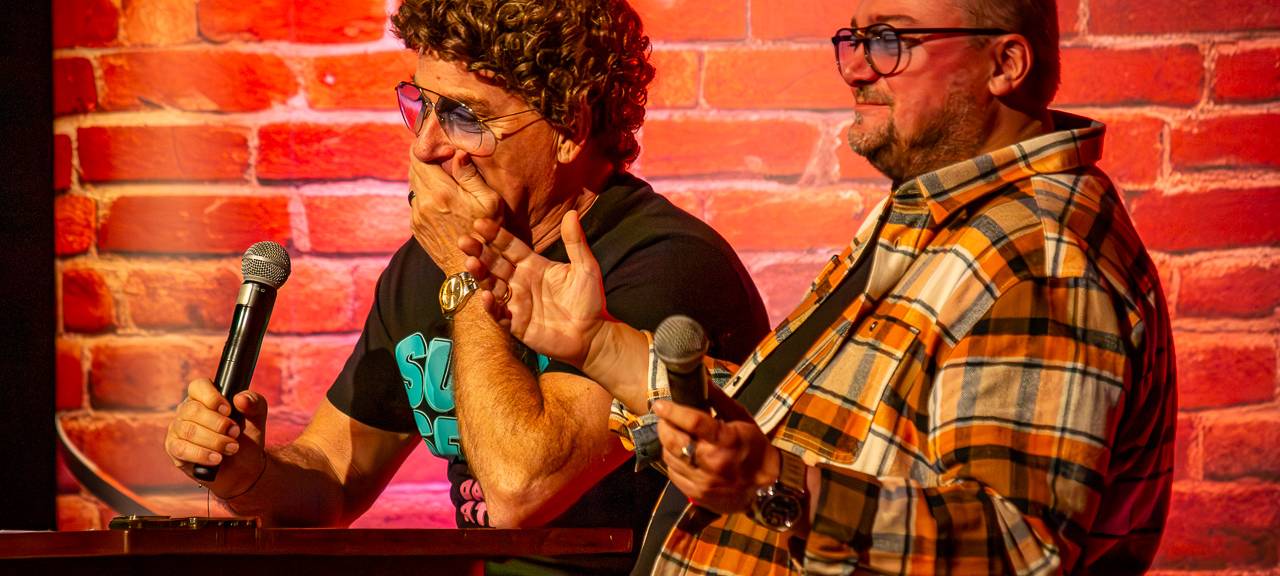 Das Comedy Camp 2025 startete in Unna in der Stadthalle. Auf der Bühne zu sehen: Gastgeber Jürgen Bangert und Atze Schröder (l.)