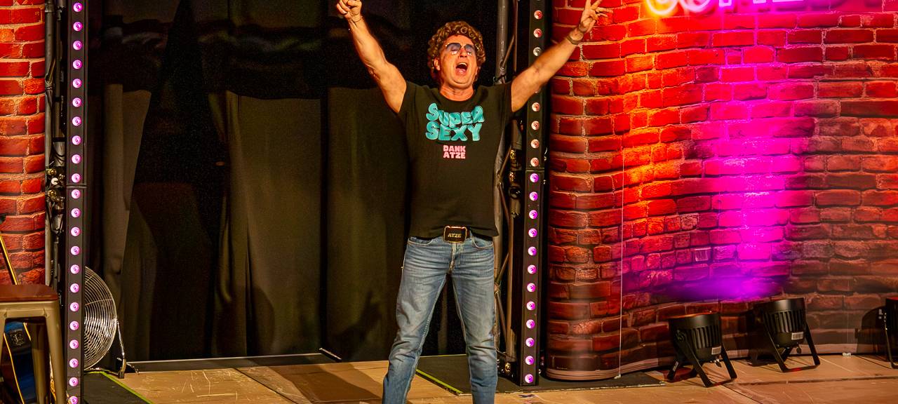 Das Comedy Camp 2025 startete in Unna in der Stadthalle. Auf der Bühne zu sehen: Atze Schröder.