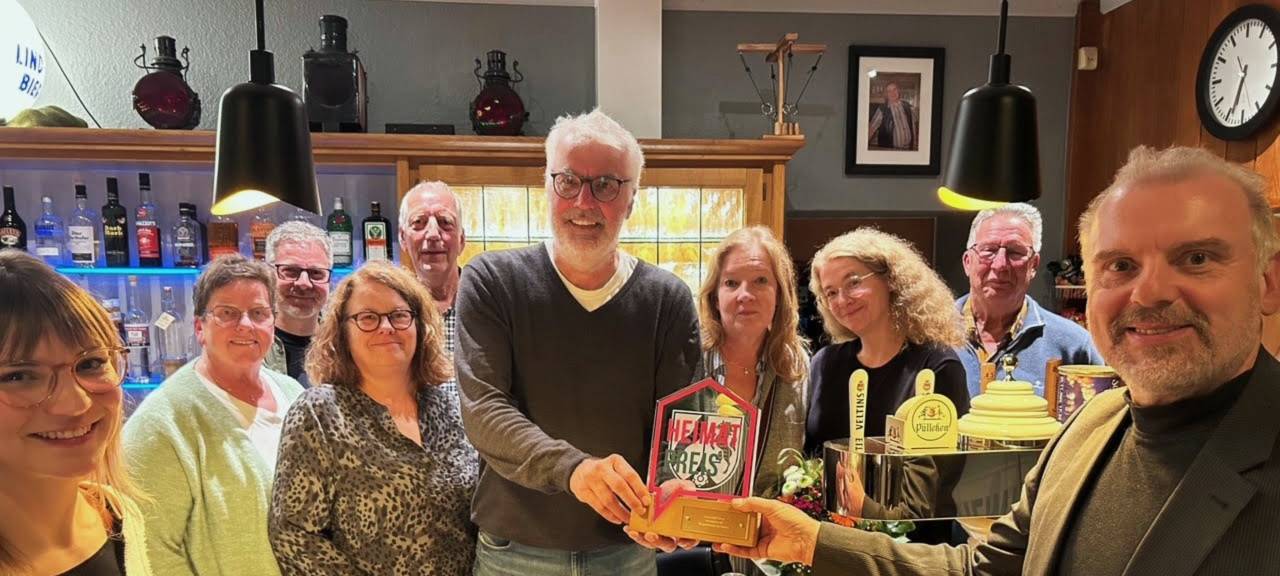 Bürgermeister Dirk Wigant (rechts) überreichte den Heimatpreis an das "Hermanns" an Johannes Steinkühler, stellvertretend für den gesamten Vorstand der Genossenschaft.