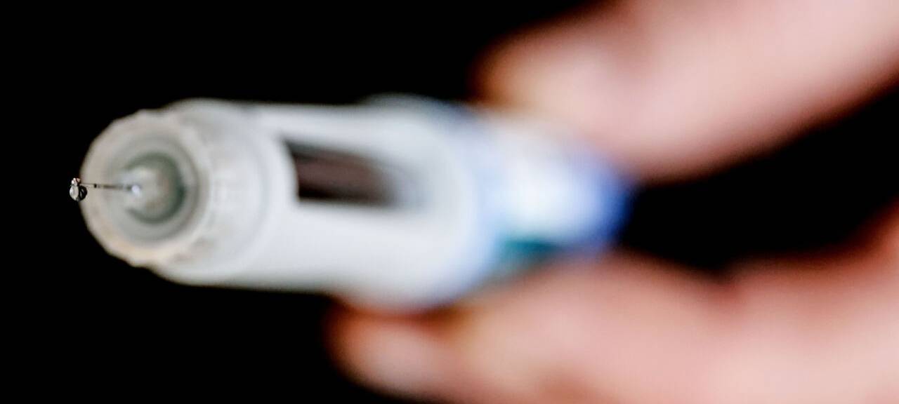 ILLUSTRATION - Ein Mann hält eine Spritze mit dem Wirkstoff Semaglutid in der Hand. (gestellte Szene)