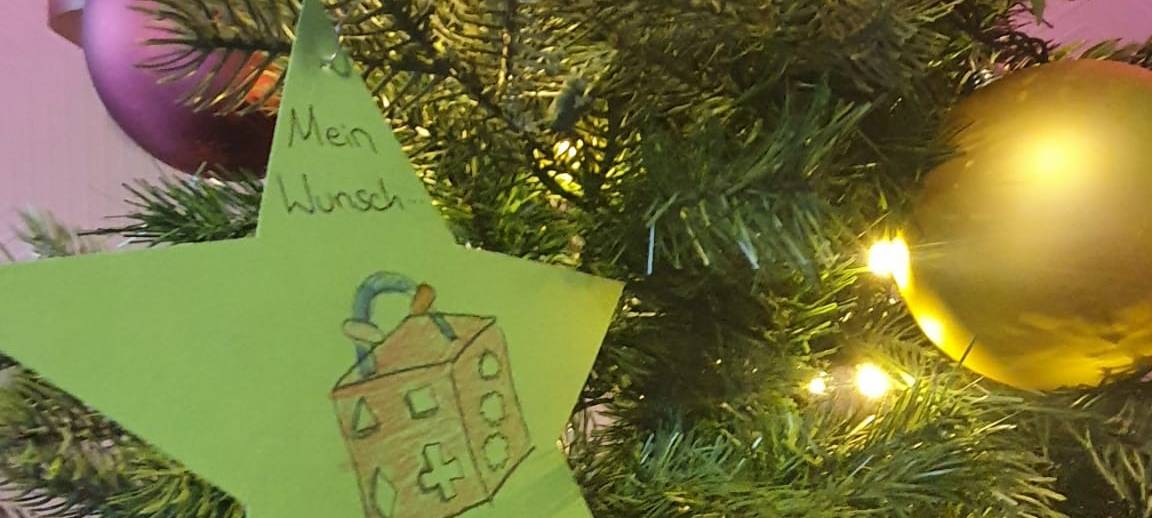 Beim Wunschbaum können Menschen in schwierigen Lebenslagen ihre Wünsche anbringen.