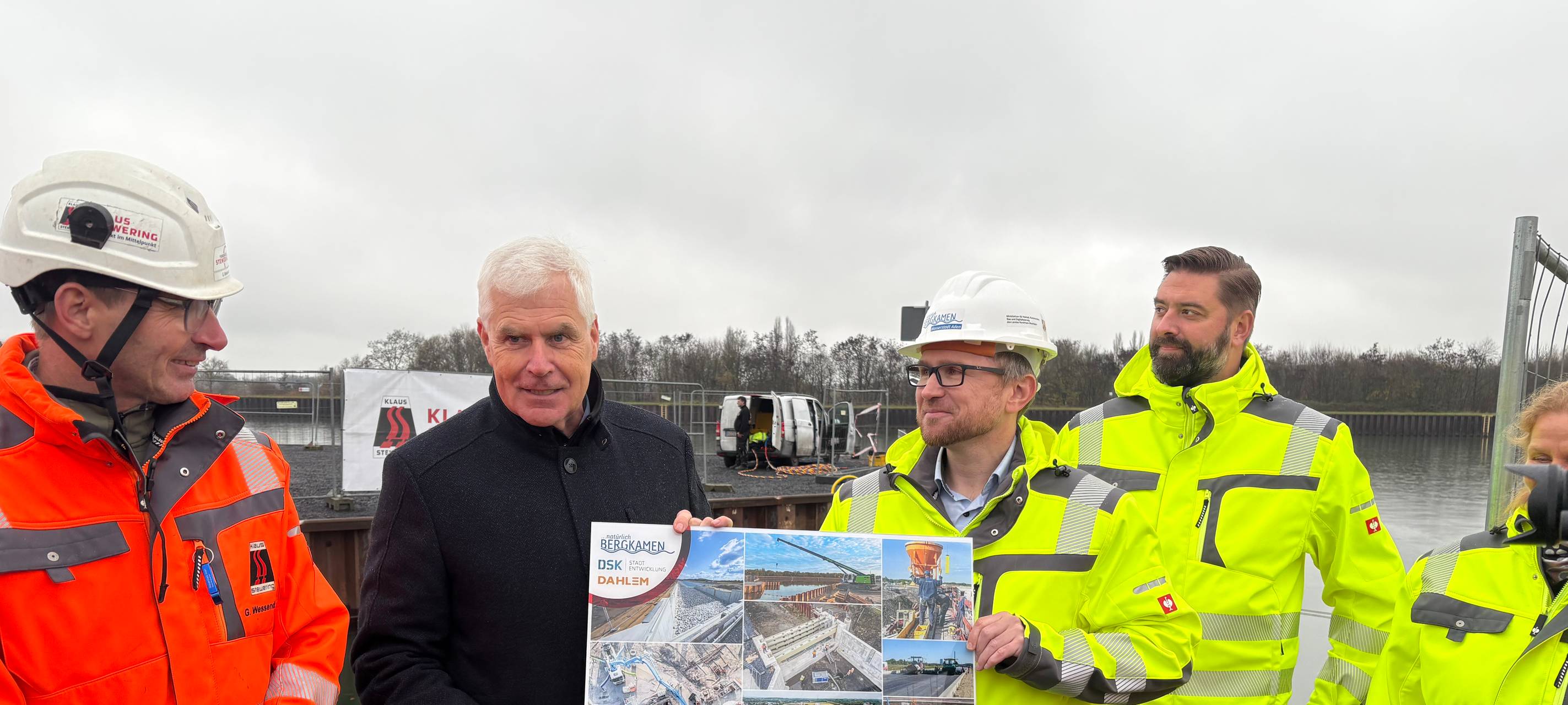 Bergkamens Bürgermeister Thomas Heinzel bei der Fertigstellung des Adensee in der Wasserstadt Aden.