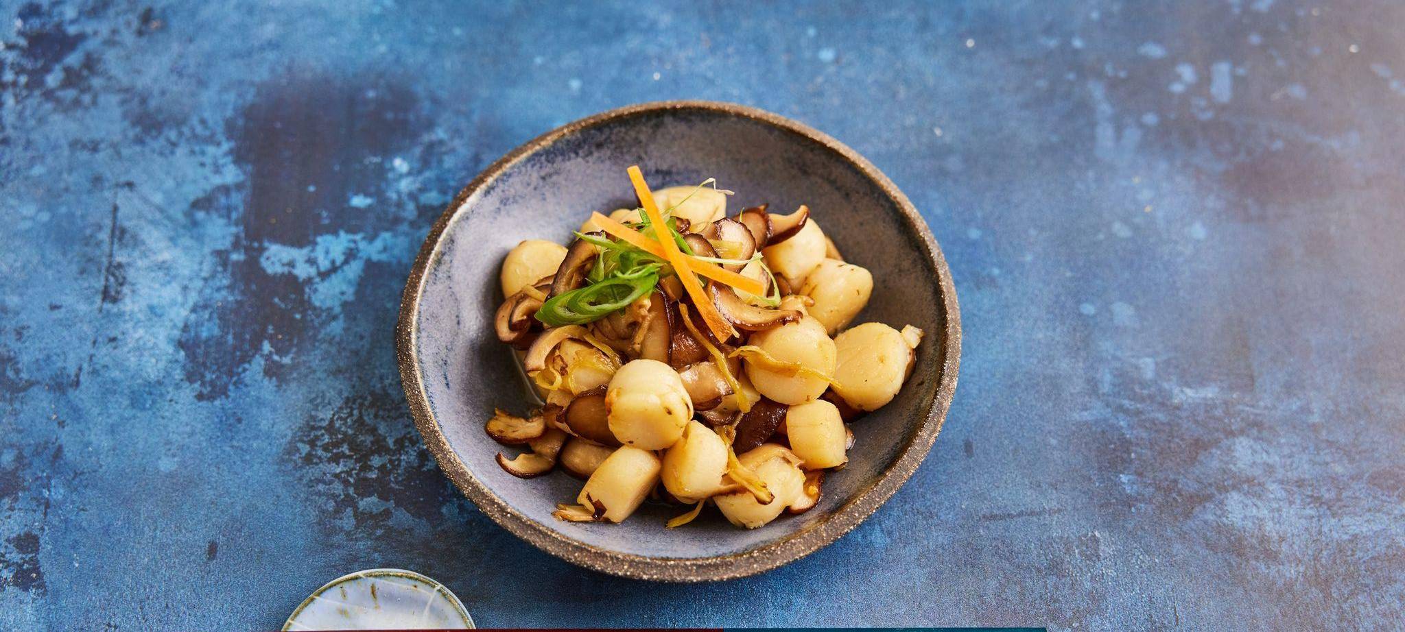 Jakobsmuscheln und Shiitake-Pilze