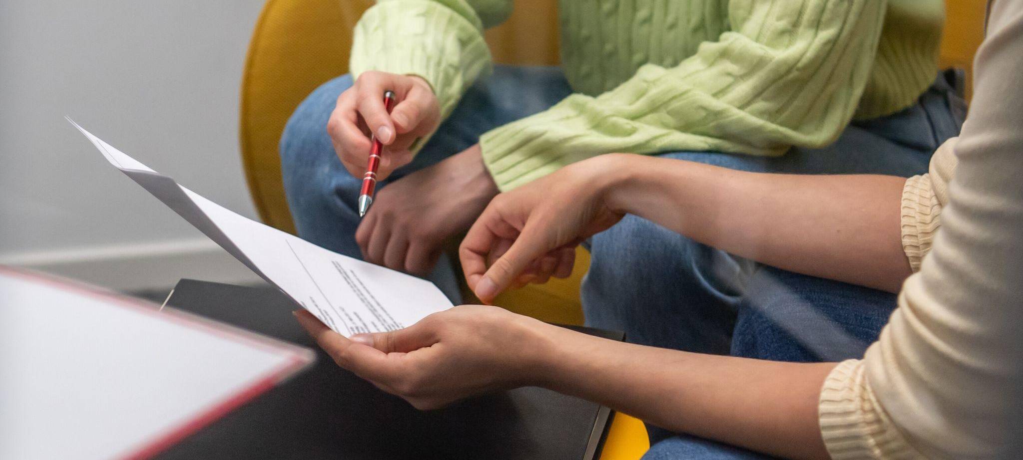 Zwei Frauen mit einem Blatt Papier