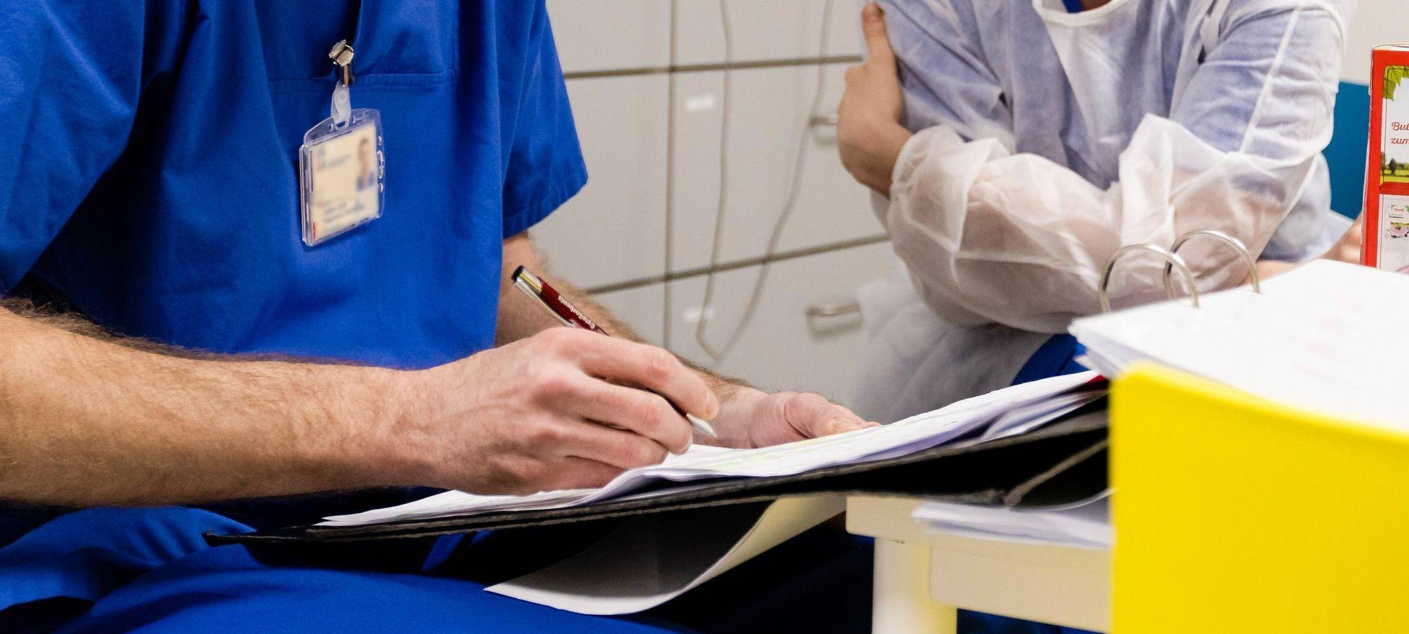 Pfleger beraten im Pausenraum über den Dienstplan