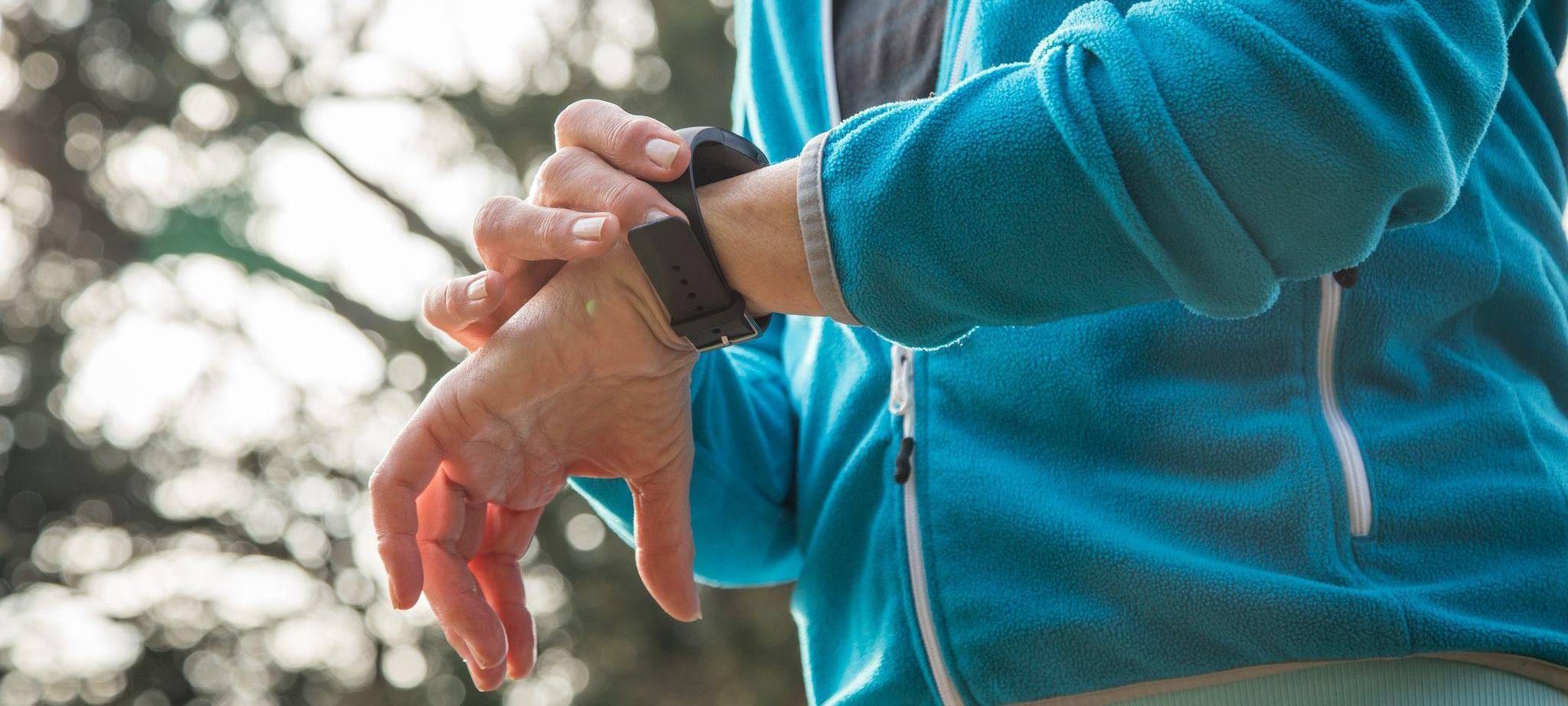 Eine Frau schaut auf eine Smartwatch