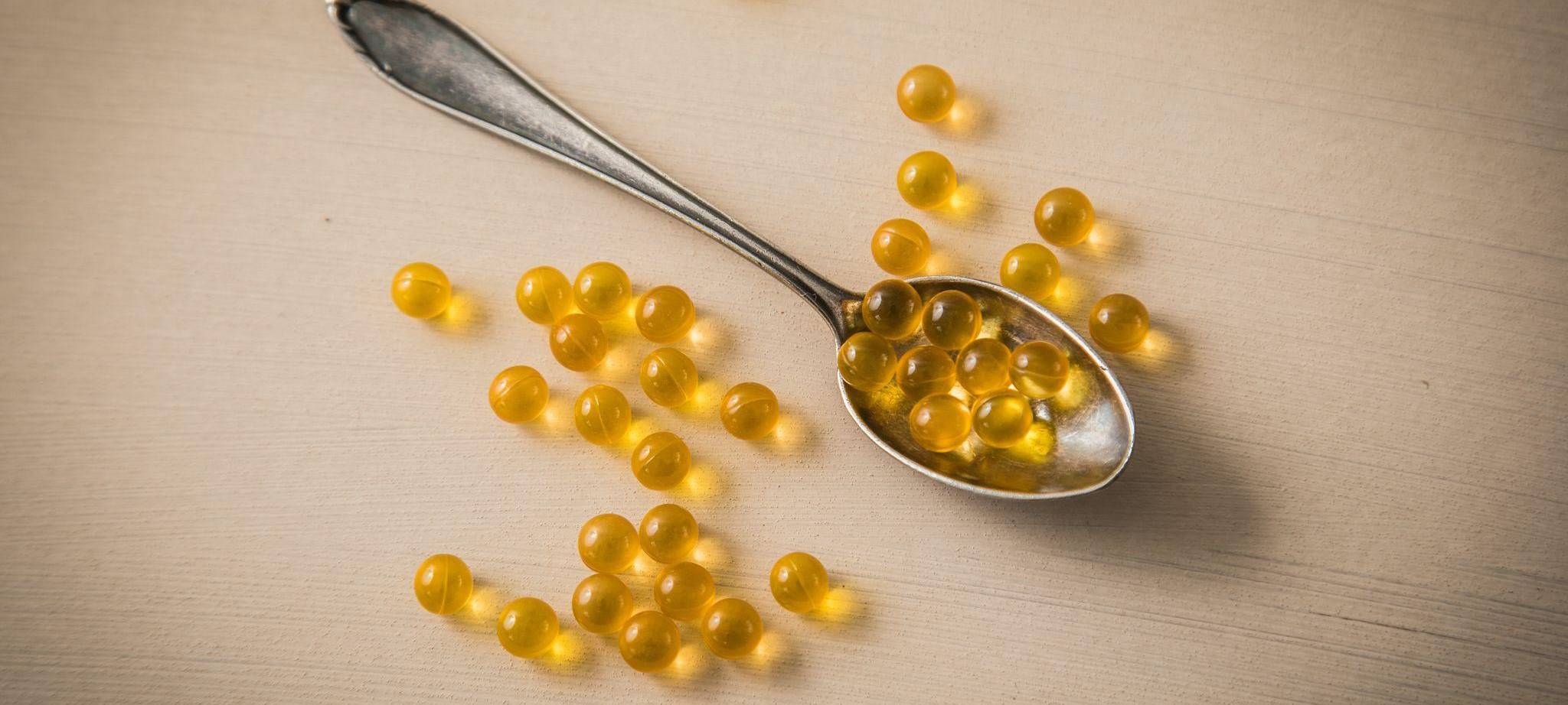 Vitamin-D-Tabletten liegen auf einem Löffel