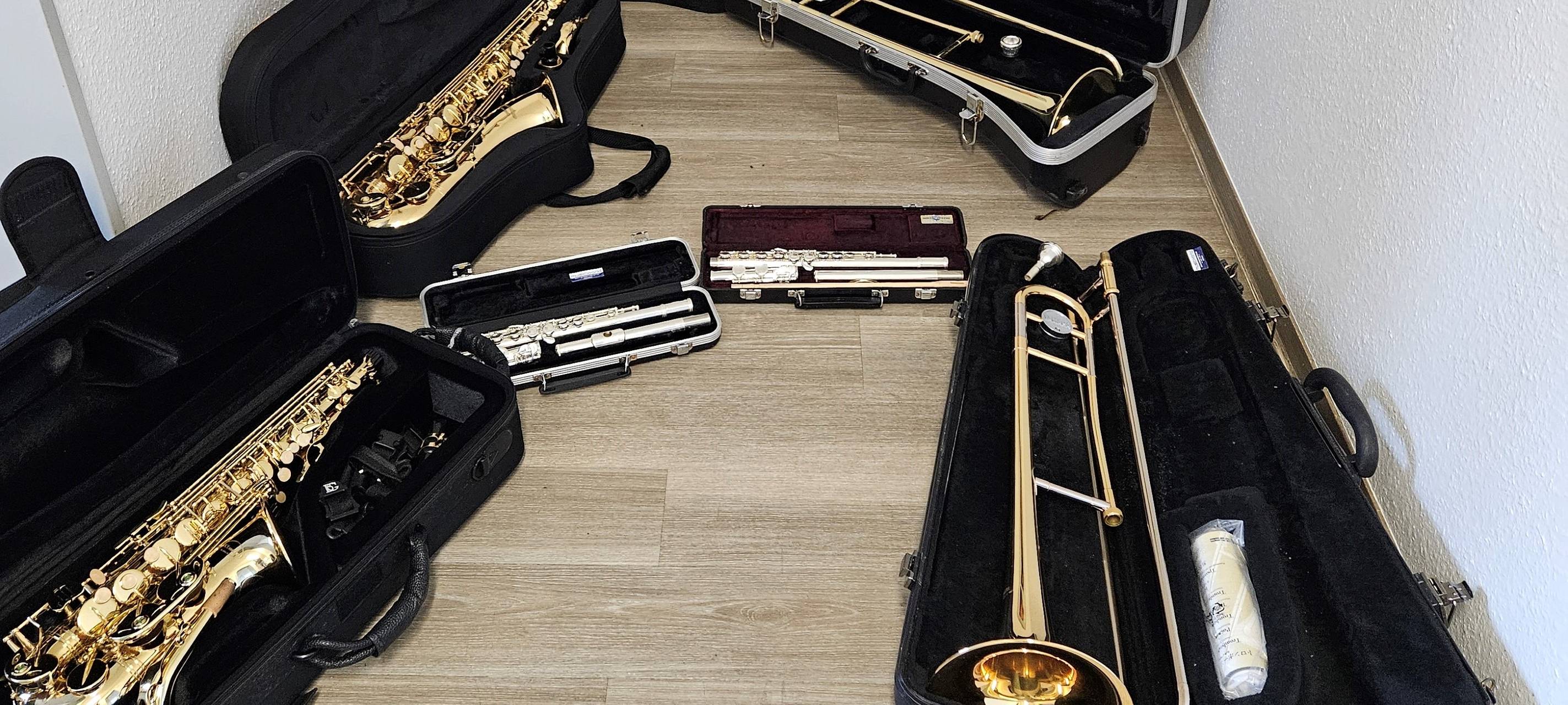 Diese Blasinstrumente wurden aus der Gesamtschule Kamen geklaut.