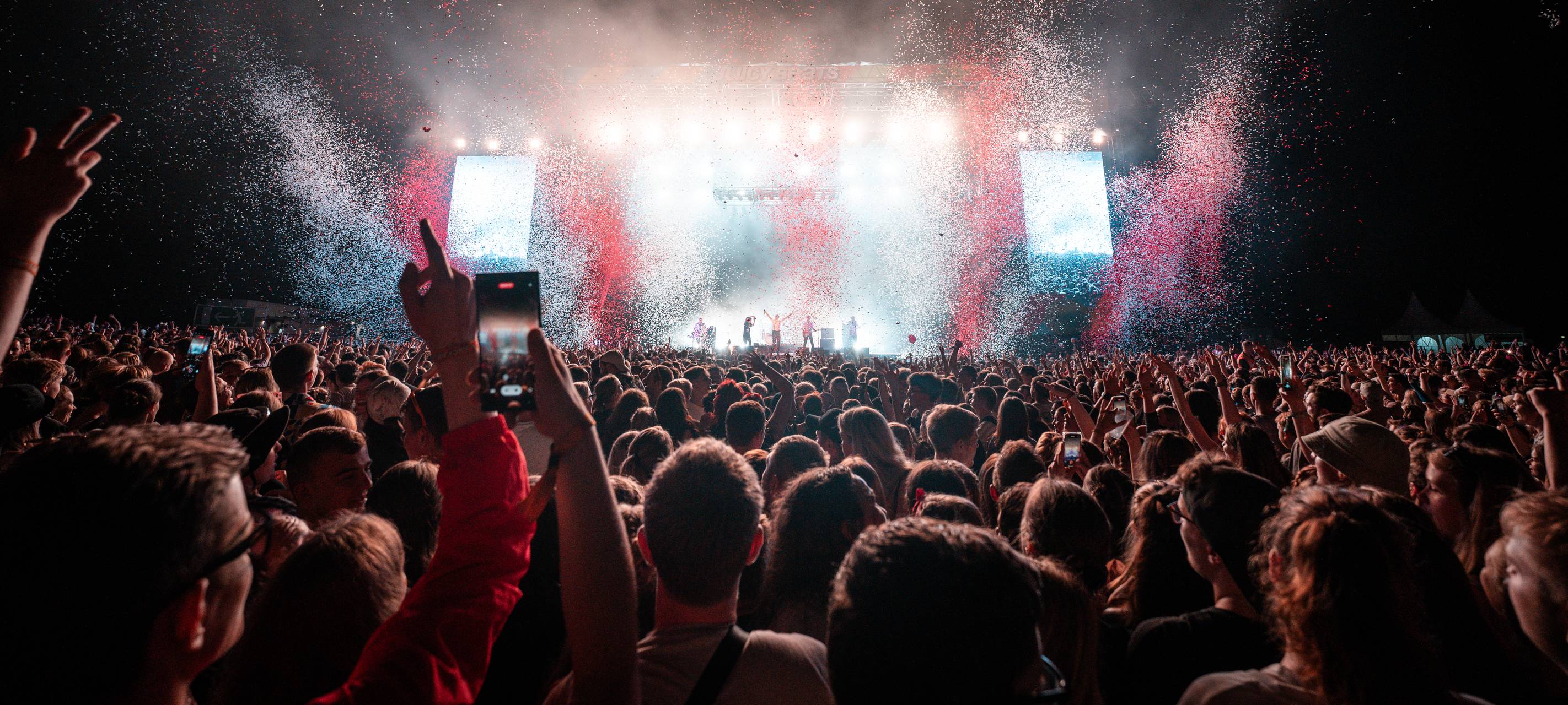 Feiernde Menschen stehen vor der Bühne des Juicy Beats Festivals 2024