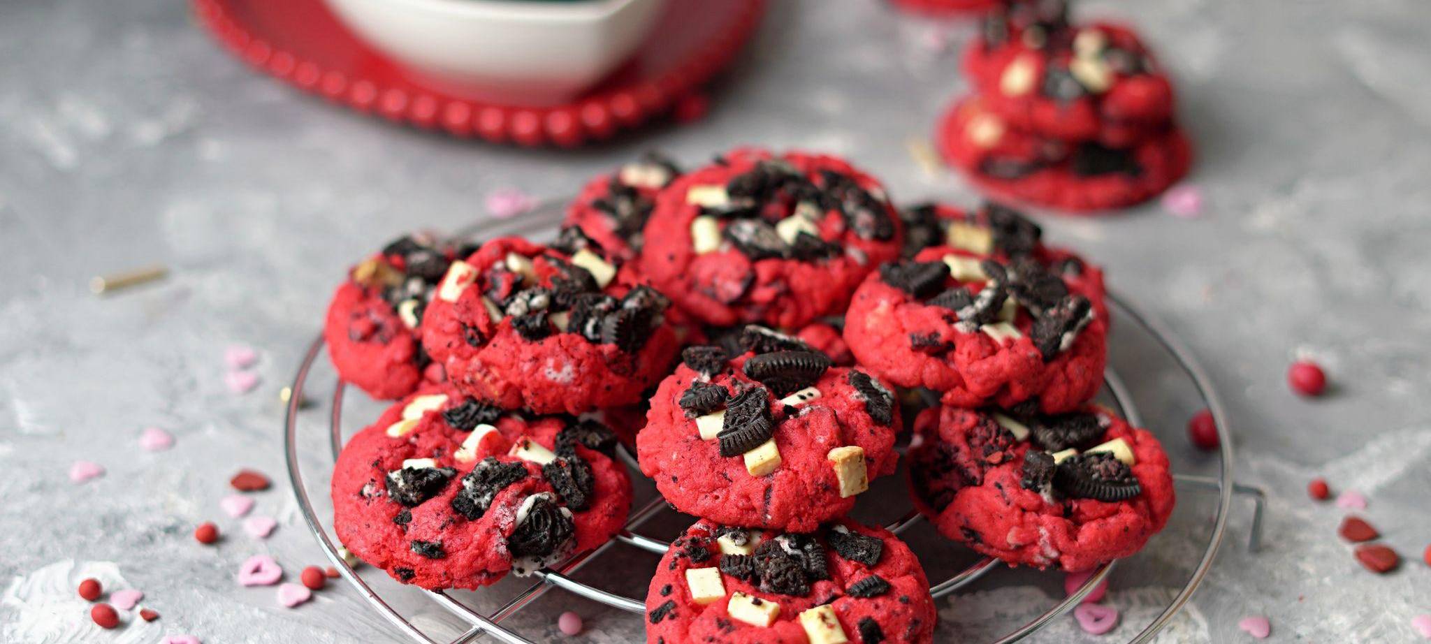Red Velvet Cookies auf einem Tisch