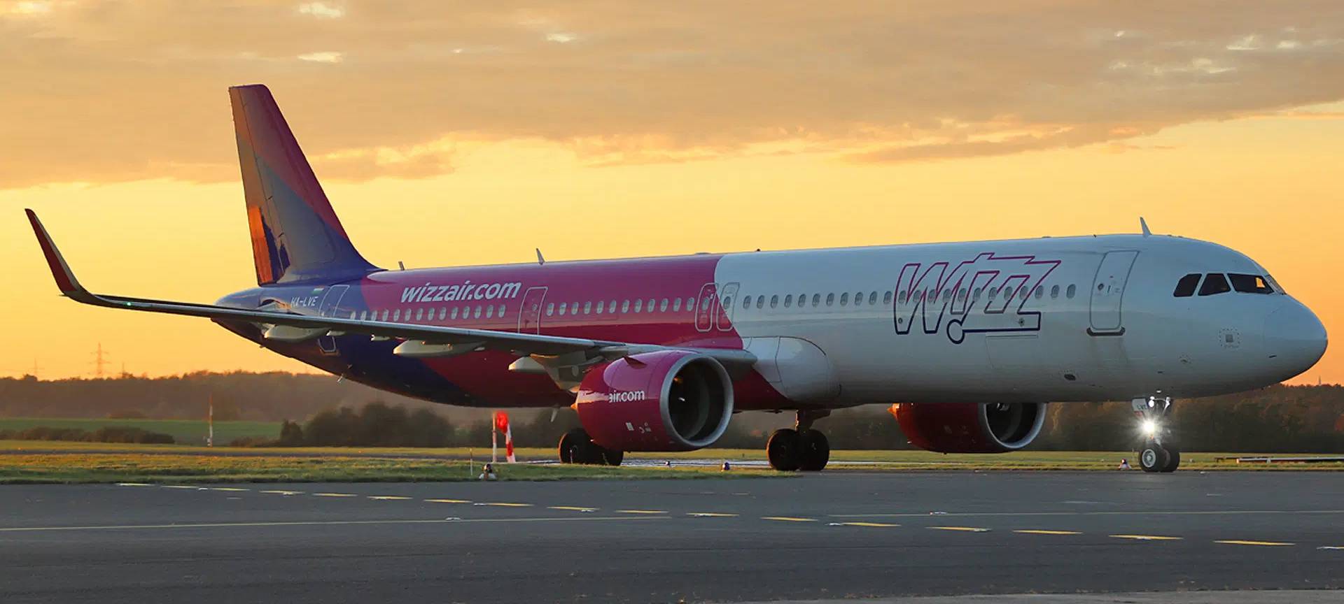 Ein Flugzeug der Airline WizzAir
