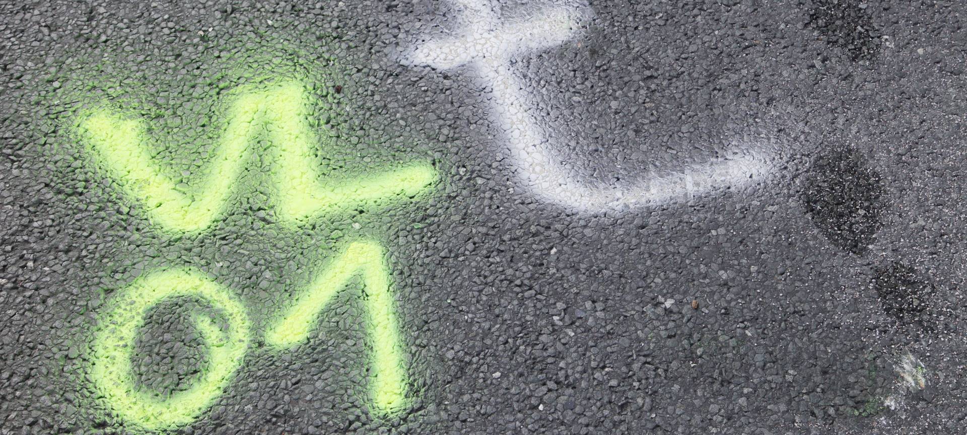 Autofahrer rast auf Kreisverkehr