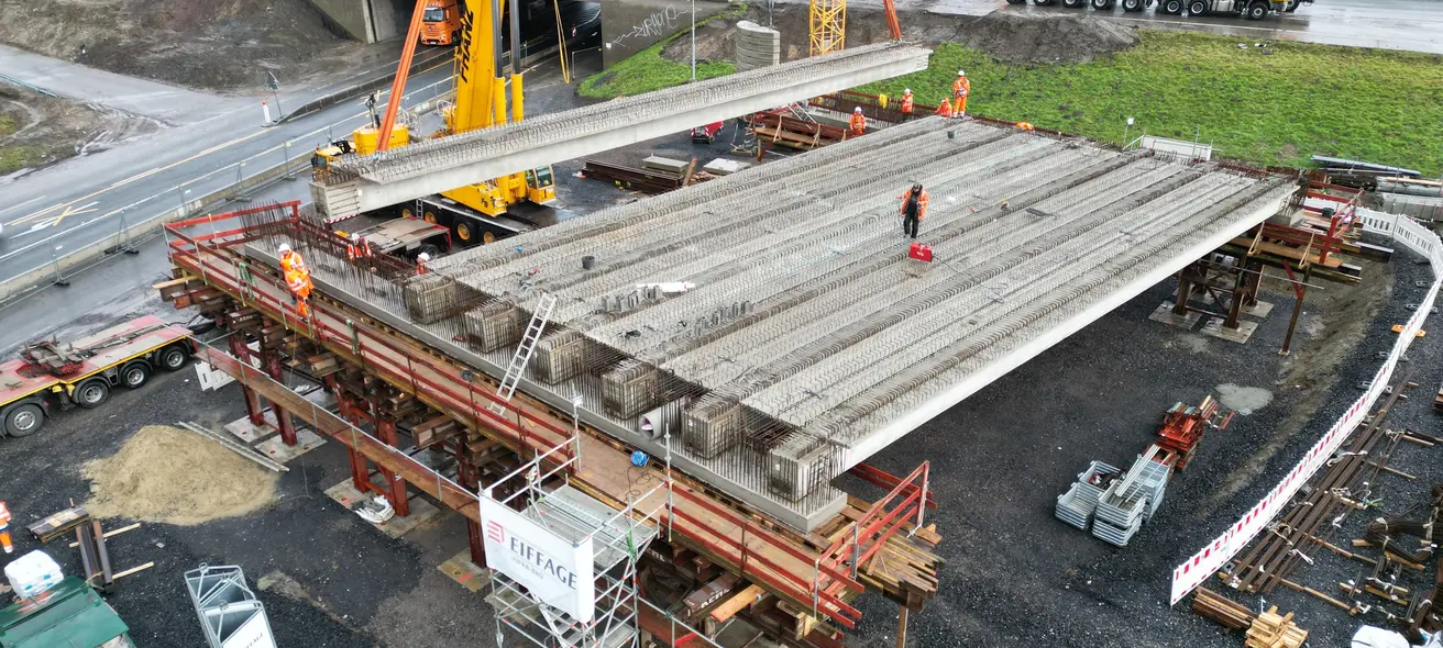 Auflegen von Stahlbeton-Fertigteilten an A1-Brücke in Werne.