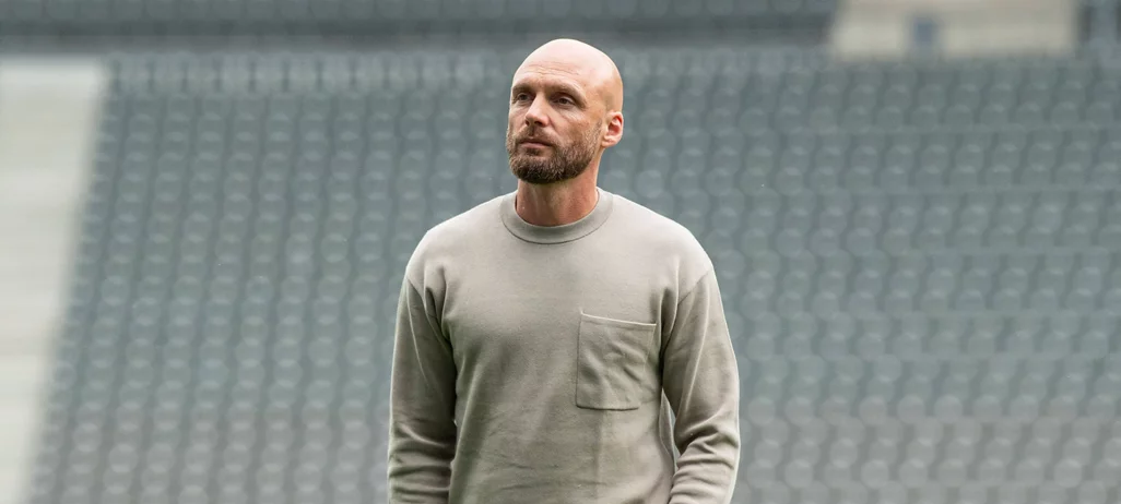 Ole Book vor einer Tribüne